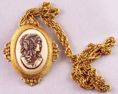 SJ41 Florenza goldtone cameo necklace